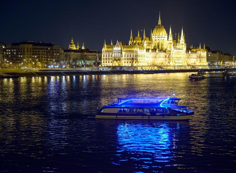 budapest danube river sightseeing night cruise