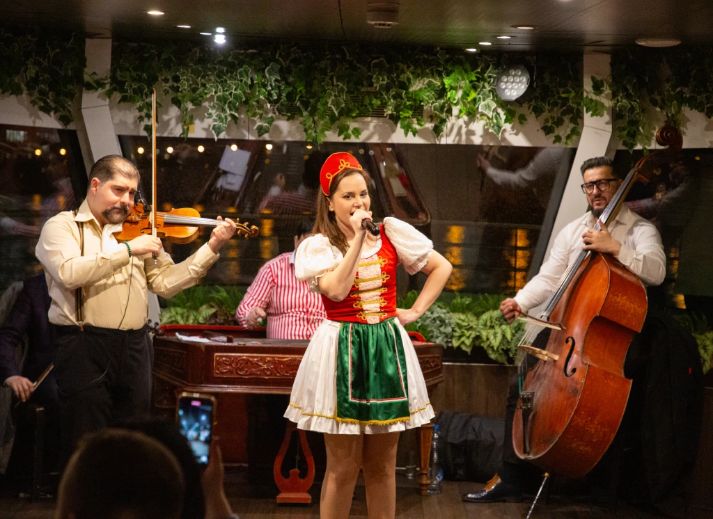 Folklore-budapest-dinner-cruise-01